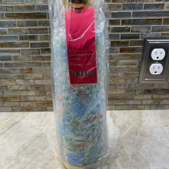 Lilly Pulitzer 24 Oz Squeeze The Day Water Bottle - Picture 3 of 11